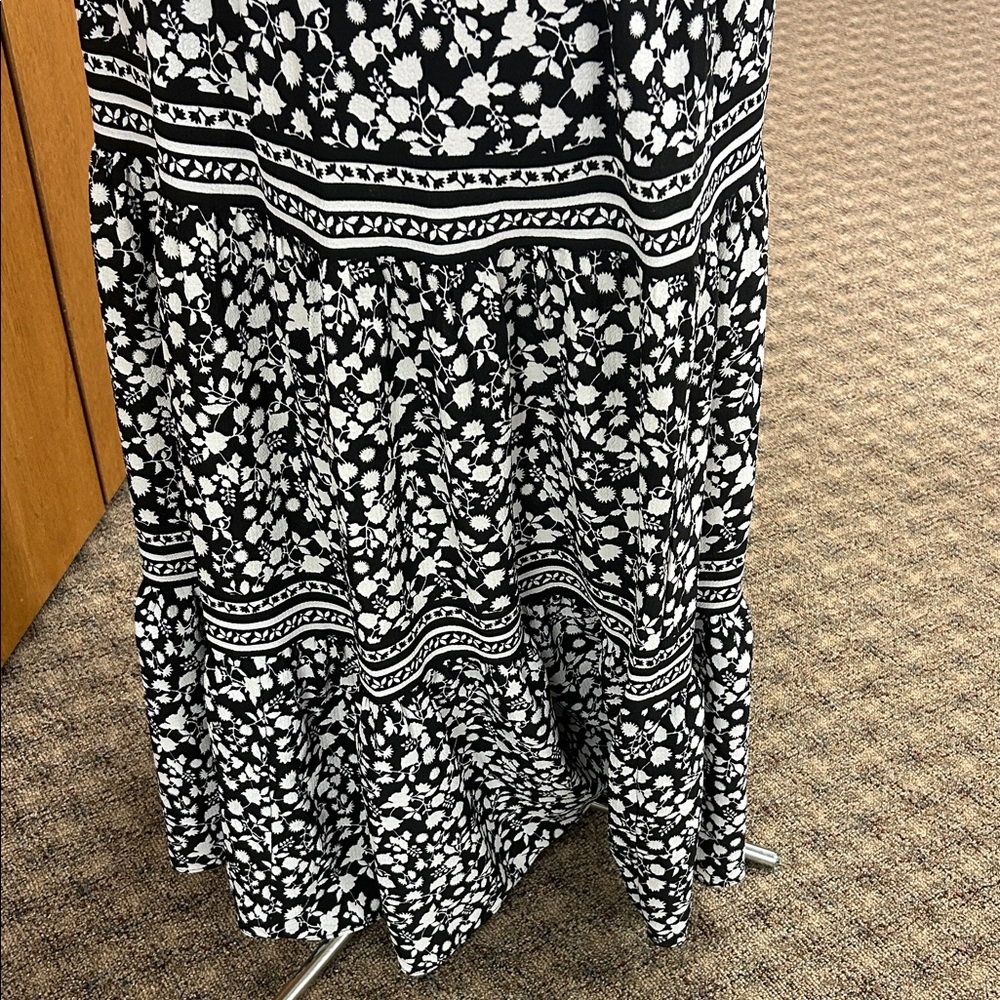 Black and White Floral Women's Dress - Picture 6 of 10
